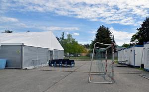 Anfang der KW 20 sind die ersten 50 Bewohner in ein Zelt eingezogen, das die dezentrale Asyl-bewerberunterkunft des Landratsamts auf dem Fliegerhorstgelände ergänzt.