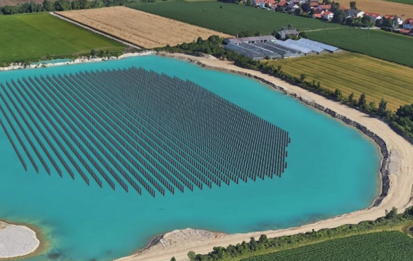 Das Technologie-Unternehmen „SINN Power“ und das Kies- und Quetschwerk Jais aus Gilching bauen die weltweit erste schwimmende Photovoltaik-Anlage mit vertikalen Photovoltaik-Modulen. 