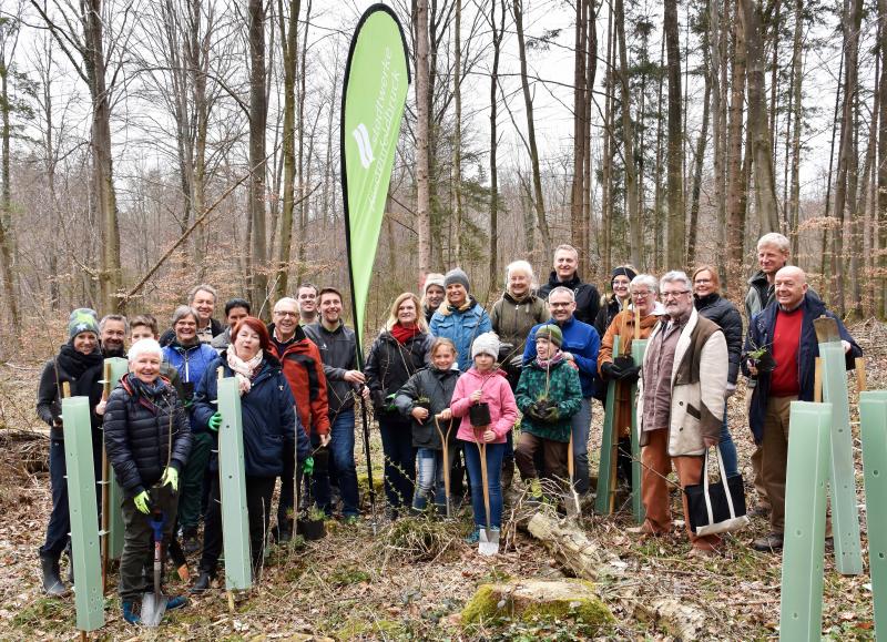 Die Stadtwerke Fürstenfeldbruck haben ihr Engagement bei der Initiative „Zukunftswald“ mit weiteren Aufforstmaßnahmen fortgesetzt.