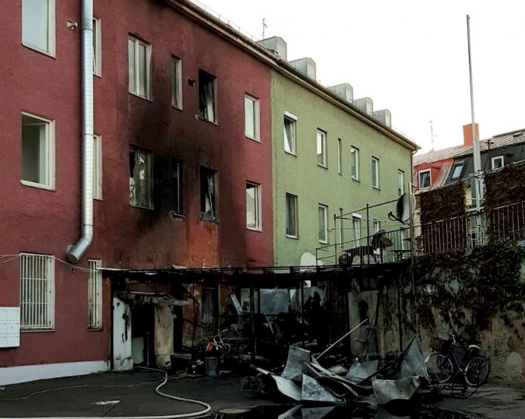 Donnerstagabend gegen 18.40 Uhr wurden Feuerwehr und Polizei alarmiert, nachdem in Fürstenfeldbruck am Leonhardsplatz an einem Mehrfamilienhaus ein Anbau in Brand geraten war, der als Lager für eine benachbarte Gaststätte diente. 