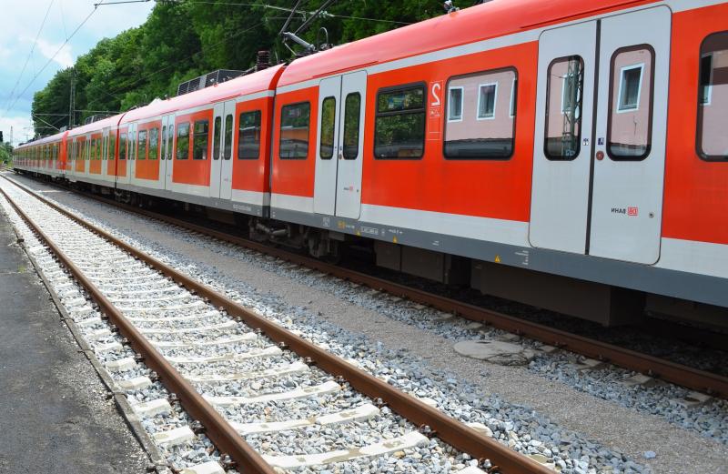 Am frühen Sonntagmorgen kam es im Bahnhof Pasing in einer stehenden S-Bahn und am Bahnsteig zu körperlichen Auseinandersetzungen unter mehreren Personen. Ursache war die Überfüllung einer Richtung Geltendorf verkehrenden S4. 