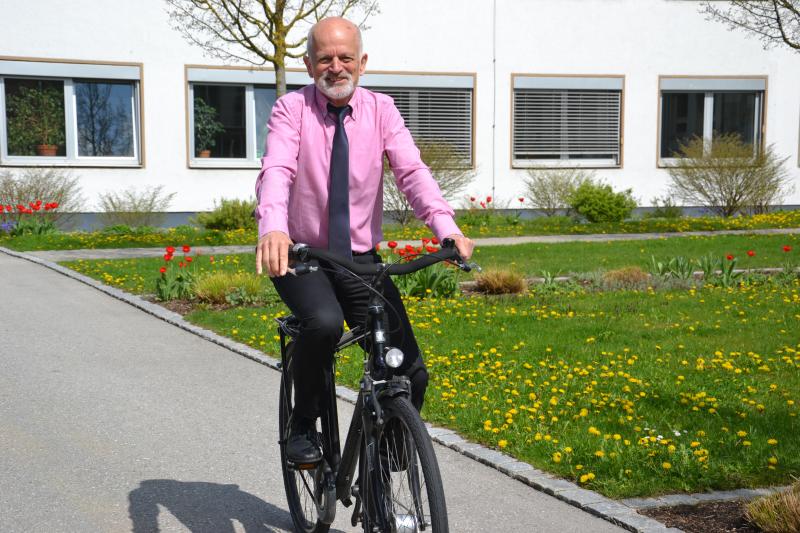 Oberbürgermeister Erich Raff auf dem Fahrrad.