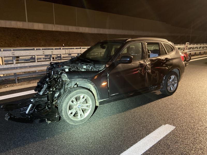 Am gestrigen Abend, Mittwoch 12.02.22 gegen 19.00 Uhr kollidierten an der Autobahnausfahrt Oberpfaffenhofen in Fahrtrichtung München zwei BMW-SUV miteinander, gerieten ins Schleudern und prallten mit erheblicher Wucht in die Leitplanken. 