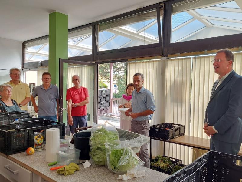 Oberbürgermeister Andreas Haas besuchte das Team der Germeringer Tafel und informierte sich über die Arbeit dort. Viele helfende Hände bereiteten die Lebensmittel für die Kundinnen und Kunden vor. 