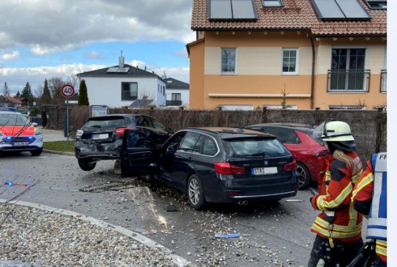 Weil er vermutlich eingeschlafen ist fuhr ein BMW-Fahrer am Kreisverkehr Planegger Straße/Am Forst auf einen Mercedes auf und schob diesen über den Kreisverkehr. Dort kollidierten die beiden noch mit einem Opel.