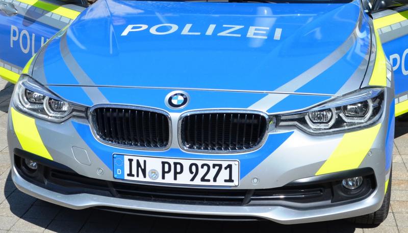 Nach einem Raub in Fürstenfeldbruck und einer anschließenden Fahndung stellte sich der Tatverdächtige selbst. Die Kriminalpolizei ermittelt.