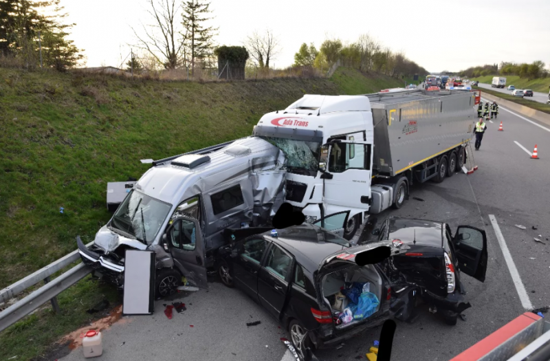 - Auf der Autobahn A8 in Fahrtrichtung Stuttgart war ein LKW auf ein Wohnmobil und zwei weitere PKW aufgefahren. 