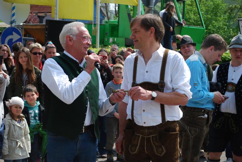 Ein sichtlich gerührter Sepp Kellerer übergab den Schlüssel an den neuen Oberbürgermeister Klaus Pleil.