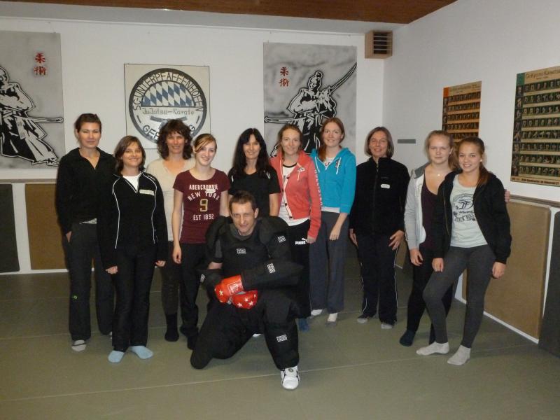 Zehn Frauen und Mädchen nahmen am Frauen-Selbstverteidigungskurs der Abteilung Ju-Jutsu/Karate des SC Unterpfaffenhofen-Germering teil. 