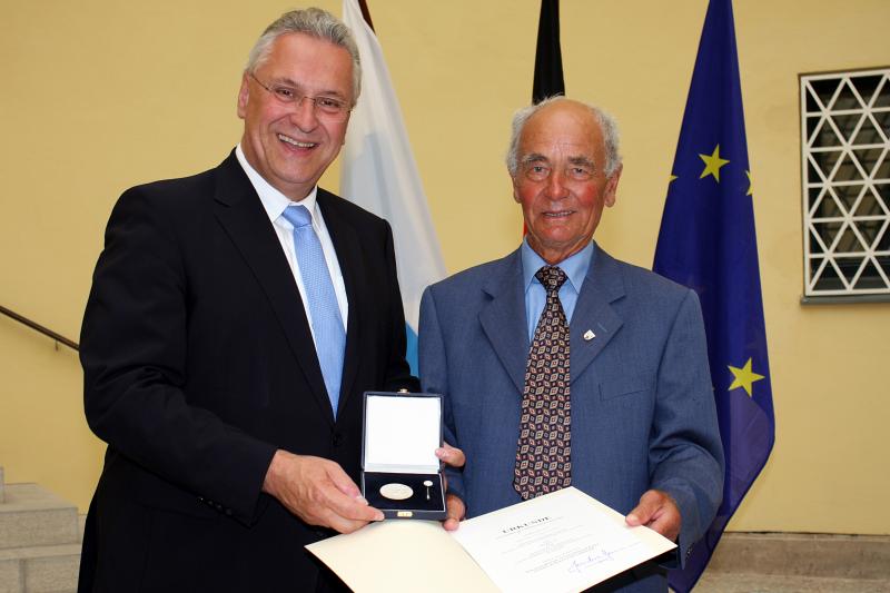nnenminister Joachim Hermann überreichte Josef Vilgertshofer die Kommunale Verdienstmedaille für seinen unermüdlichen Einsatz für die Gemeinde Alling.