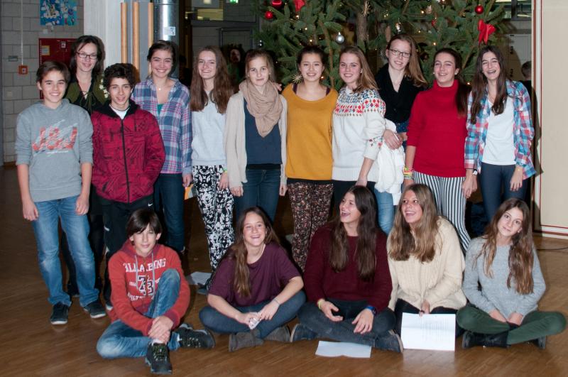 Die spanischen Austauschschüler mit ihren deutschen Partnern. Hinten links steht Alexandra Hack, die Organisatorin des Austauschs und Lehrerin am Gymnasium Gröbenzell.