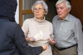 Beim Versuch, einen 69-jährigen Rentner um 20.000 Euro zu erleichtern, wurde eine 34-jährige Tatverdächtige bei der Geldübergabe von der Kriminalpolizei festgenommen. Am letzten Dienstagmittag meldete sich eine weibliche Person telefonisch bei dem 69-Jährigen und gab sich als dessen vermeintliche Nichte aus. 