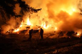 Am Sonntag, den 14.04.2019, brannte es in den Nachmittagsstunden in einem Waldstück zwischen Gernlinden und Überacker. Die Brandursache ist bislang unklar.