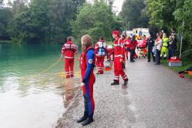 Eine Spaziergeherin hatte letzten Dienstag im Olchinger See ein Objekt im Wasser entdeckt, das plötzlich nicht mehr sichtbar war. In der Annahme, dass es sich um eine schwimmende Person handeln könnte, alarmierte sie den Rettungsdienst. 