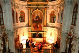 Endlich kann nach längerer Pause die Residenz-Serenade wieder regelmäßig stattfinden. Die beliebte Konzertreihe findet jeden Samstag und jeden Donnerstag um 18:30 Uhr in der Alten Hofkapelle mit wöchentlich wechselnden Programmen statt. 