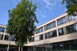 Der zweite und letzte Bauabschnitt des Neubaus der Staatlichen Berufsschule Fürstenfeldbruck wurde mit Beginn des Schuljahres 2020/2021 in Betrieb genommen. 