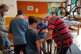 Im Rahmen des Ferienprogramms bot das Repair Café Olching in der ehemaligen Hauptschule in der Heckenstraße auch einen Fahrradreparatur-Workshop für Kids an. 