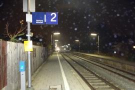 Eine 17-Jährige wurde am S-Bahnhaltepunkt Neugilching schwer verletzt – Bundespolizei sucht Zeugen