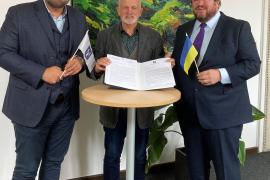 Ch.Hor. Fedri Balandin (rechts) übergibt Ericht Raff (Mitte) und Andreas Lohde (links) den Brief von Vitali Klitschko.