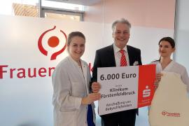 Die Sparkasse Fürstenfeldbruck unterstützt die Frauenklinik mit 6.000 Euro bei der Anschaffung von Babyschlafsäcken für Neugeborene; Ziel ist die Verringerung des plötzlichen Kindstods.