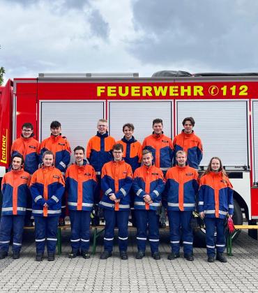 Insgesamt 23 männliche und weibliche Teilnehmer aus verschiedenen Feuerwehren fanden sich zur Bayerischen Jugendleistungsprüfung ein: unter ihnen vier Mitglieder aus Unterpfaffenhofen, sechs aus Gröbenzell und 13 aus Germering. Die Prüfung wurde von sechs Schiedsrichtern des Brucker Landkreises begleitet. Anwesend war auch der Germeringer Feuerwehrreferent Rudi Widmann.