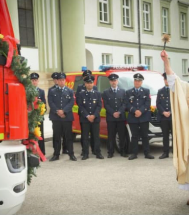 Zwei Fahrzeuge und ein Boot wurden jüngst, nach einem Gottesdienst in der Klosterkirche Fürstenfeld, von Stadtpfarrer Otto Gäng gesegnet und von Bürgermeisterin Dr. Birgitta Klemenz (CSU) sowie Feuerwehrreferent Andreas Lohde (CSU) ihrer Bestimmung übergeben. 