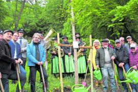  Pflanzung eines ca. sechs Meter hohen und etwa 20 Jahre alten Gingko-Baumes neben dem Brucker Kriegsgefangenenfriedhof am Henrik-Moor-Weg, gespendet als Friedenssymbol von Gärtner Ulrich Würstle (Mitte, mit Gießkanne). 