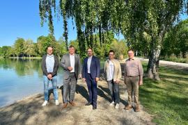 Von links: Christian Mohr (GF Erholungsflächenverein), Landrat Stefan Löwl (Vereinsvorsitzender), Bürgermeister Andreas Magg, Marcel Fiedler und Thomas Neubert (beide Stadt Olching).