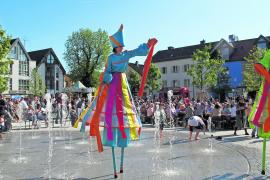 Walk-Act durch das ZEBRA Stelzentheater Gauting
