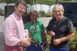 3 Menschen mit Handbohrer 
