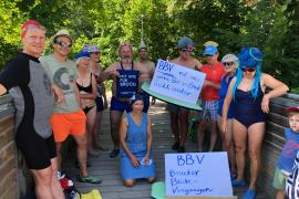 Vor dem Start des Amperschwimmens auf der Brücke an der Lände (v. l.): Dirk Schneider, Bernd Kottenhahn, Karin Geißler, Elisabeth Lang, Karl Danke, Susanne Zieglmeier, Joe Kellerer, Ralf Weinberg, Hermann Schubert, Hermine Kusch, Irene Weinberg.
