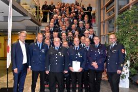 Landrat Thomas Karmasin (links) und Kreisbrandrat Christoph Gasteiger (rechts) mit den geehrten Feuerwehrleuten.	
