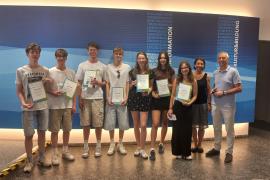 Urkundenübergabe durch Ersten Bürgermeister Norbert Seidl (v.l.): Tim Geigenberger, Ben Thomas, Felix Preishuber, Moritz Feger, Mareike Stubenrauch, Marlen Ochs und Laura Kunz sowie Wirtschaftsförderin der Stadt Puchheim Sonja Weinbuch.