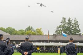 Ein Airbus A400M und zwei eskortierende Eurofighter überflogen in Formation die Verabschiedung.