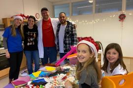 Das Spieleteam von links: Verena Neubert, Kerstin Lenze, Benjamin Kübrich, Francesco Manazza sowie die jungen Künstlerinnen Melinda Neubert und Leonie Lenze