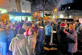 Weihnachtliche Atmosphäre an der Ehrenamtshütte am Grünen Markt.