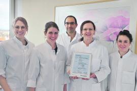 Das Ärzteteam der Neurologie/Stroke Unit freut sich über die Auszeichnung (v.l.n.r.): Dr. med. Christina Leinweber, Dr. med. Julia Schubert, Dr. Dr. med. Babak Hooshmand, Dr. med. Anna Bayer-Karpinska sowie Dr. med. Sophia Hartmann. 