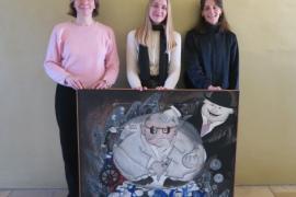 Die Museumsleitung, v.l.n.r.: Dr. Caroline Sternberg mit ihrer Stellvertreterin Edigna Hillebrand sowie Volontärin Sabine Girg, vor dem erworbenen Gemäldes aus dem Zingerl-Nachlass („Der Fachidiot“, 1970). 