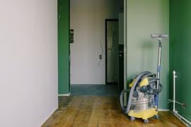 Innenraum während Renovierungsarbeiten mit einem Industriestaubsauger auf dem Boden