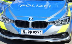 In der Nacht auf den 8. August erhielt die Germeringer Polizei gegen 22.20 Uhr die Mitteilung über einen Renault Twingo, der in der Budrioallee gegen einen Baum gefahren war. Als die Streife dort eintraf war zunächst nur der Wagen mit Totalschaden sowie der Zeuge vor Ort.