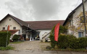 Die Tage des Bauernbäck im Gilchinger Altdorf sind gezählt. Der ehemalige landwirtschaftlich geprägte Hof soll abgerissen und durch einen Neubau mit Wohnungen und Café ersetzt werden.