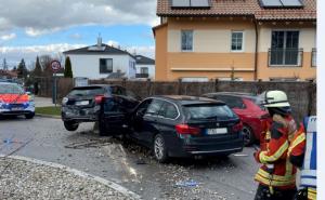 Weil er vermutlich eingeschlafen ist fuhr ein BMW-Fahrer am Kreisverkehr Planegger Straße/Am Forst auf einen Mercedes auf und schob diesen über den Kreisverkehr. Dort kollidierten die beiden noch mit einem Opel.