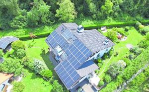 Großflächige PV-Anlagen auf allen Dächern – das Projekt „Energiewende mit Sektorenkopplung“ denkt groß.
