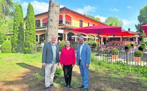 Giuseppe und Claudia Casa mit Bürgermeister Magg vor der Villa Romantica.
