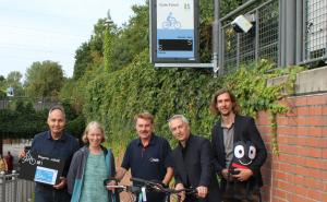 Bei der Einweihung neuen Fahrradzählstelle am Puchheimer Bahnhof (v.l.): Bernhard Niechoj, Katharina Dietel, Edi Knödlseder, Norbert Seidl und Christoph Knauf mit Maskottchen Edgar.