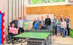 Bei der Übergabe der Tischtennis-Ballmaschine an den FC Puchheim.