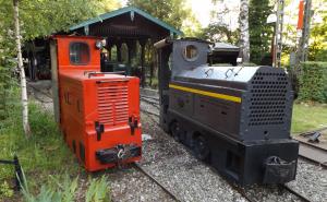 - Die dritte Veranstaltung am 8. Oktober 2023 von 10 bis 17 Uhr im Feldbahnmuseum Fürstenfeldbruck am Bahnhof Fürstenfeldbruck steht wieder unter dem beliebten Motto Kohle Bergbau in Oberbayern. Ein Thema was vielen Bevölkerungsschichten nicht mehr alltäglich ist. Präsentiert wird eine umfangreiche Bilderausstellung der oberbayerischen Pechkohlenbergwerke, Bergwerksuniformen, Geleucht und Arbeitsgeräte der Bergwerksknappen.
