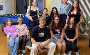 Im Juli auf zwei Jahre von den Gilchinger Jugendlichen gewählt, steht nun auch der Vorsitzende des neuen Jugendbeirates fest. Die meisten Stimmen bekam der 18Jährige Leonard Vilsmayer. Ihm zur Seite stehen Flondina Mani sowie Katja Mutsch, beide 19 Jahre alt. In ihrer ersten Sitzung wurden außerdem schon einige Aktionen geplant. 