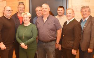 Was sich derzeit im Metzgerhandwerk aktuell abspielt, darüber berichteten bei der Herbstversammlung der Brucker Metzgerinnung am vergangenen Mittwoch, Obermeister Bernhard Huber und der Geschäftsführer des Landesinnungsverbandes für das bayerische Fleischerhandwerk, Lars Bubnick. Kreishandwerksmeister Franz Höfelsauer stellte in seinem  Grußwort die angespannte Wirtschaftslage dar.