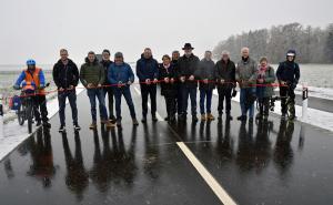 Gute Nachrichten für Radfahrerinnen und Radfahrer im Landkreis Fürstenfeldbruck: Ab Anfang Dezember 2023 wird es eine neue durchgehende Radwegeverbindung zwischen Maisach und Malching geben. Die stellvertretende Landrätin Martina Drechsler gab heute gemeinsam mit Maisachs Bürgermeister Hans Seidl den Verkehr für den rund 1,5 Kilometer langen Abschnitt des Geh- und Radweges für den Verkehr frei. 